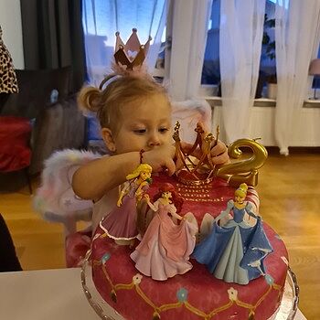 Sju Disney® prinsessor på trevåningstårta Vacker