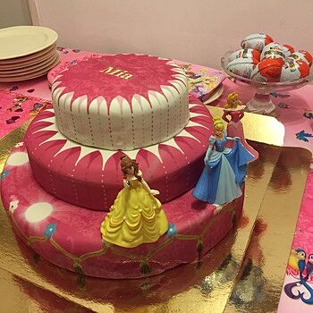 Sju Disney® prinsessor på trevåningstårta Geburtstagstorte