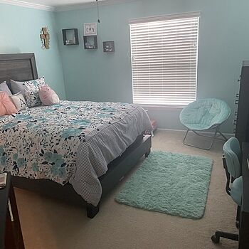 Villa Queen Bed A great looking and sturdy bedroom set