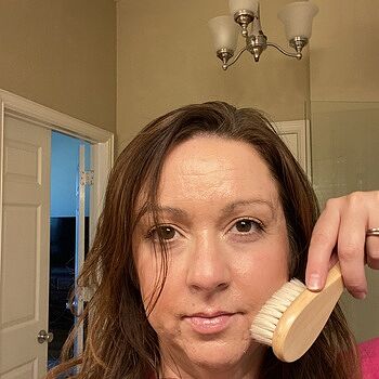 Facial Dry Brush Exfoliating