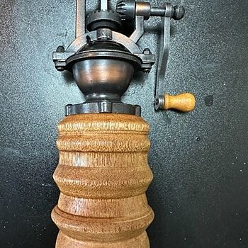 EZ-Assemble Antique Style Salt and Pepper Mill Mechanism in Antique Copper Great mechanism. Fun to turn. A great gift idea. Easy to follow instructions.