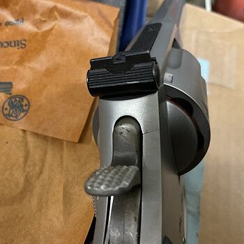 Smith & Wesson Model 686 .357 Magnum/.38 Special +P Stainless Steel Revolver 164224 The front and rear sights