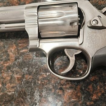 Smith & Wesson Model 686 .357 Magnum/.38 Special +P Stainless Steel Revolver 164224 Do not buy it, they send you a used gun