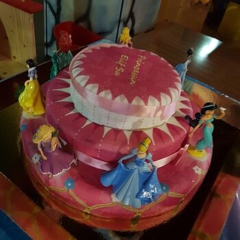 Sju Disney® prinsessor på trevåningstårta Danke 💖