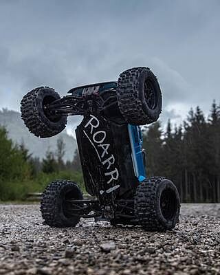 18 NOTORIOUS 6S V5 4X4 BLX Stunt Truck with Spektrum Firma RTR