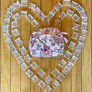 🧼 @Dropps X @VeraBradley Giveaway! 🧼 Now more than ever, we understand the need to keep your everyday bags squeaky clean! So we're teaming up with @Dropps to giveaway a year supply of eco-friendly laundry detergent pods and three cotton, washable Vera Bradley styles of your choice! To enter for the chance to win, follow these two simple steps:
1) Follow @Dropps and @VeraBradley
2) Like this post and the same photo on @Dropps account!
3) Tag two friends below
Giveaway is open to U.S. residents only, 18+ years of age. The giveaway ends on 10/29 at 11:59 p.m. This giveaway is not sponsored by Instagram.
*
*
*
#giveaway #verabradley #dropps