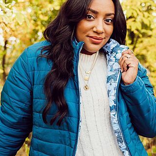 Swipe for a surprise....our new Puffer Jacket is REVERSIBLE! As the temperatures drop, wear your new favorite pattern everywhere this winter. Link in bio to shop now ❄️
📸: carnationsandlace
*
*
*
#verabradley #shop #new #pattern #winter