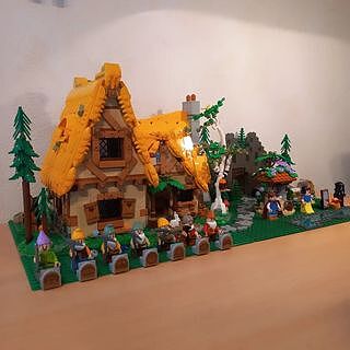 LEGO® Disney™ Snow White and the Seven Dwarfs Cottage