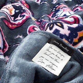 Why send a card when you could share a personalized note on our favorite Plush Throw Blanket? 💞 Link in bio to shop now.
*
*
*
#verabradley #shop #October #new #Fall