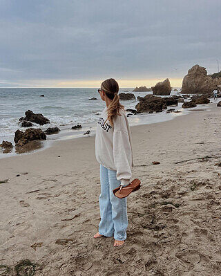 OVERSIZED GRAPHIC SWEATSHIRT