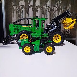 LEGO® Technic™ John Deere 948L-II Skidder