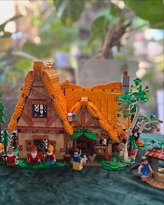 LEGO® Disney™ Snow White and the Seven Dwarfs Cottage