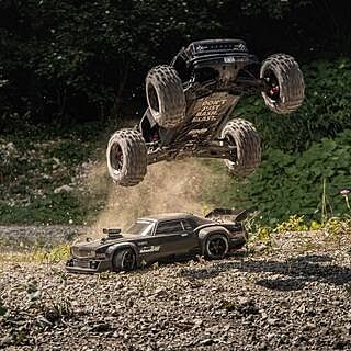 15 OUTCAST 4X4 EXtreme Bash Roller Stunt Truck, Black