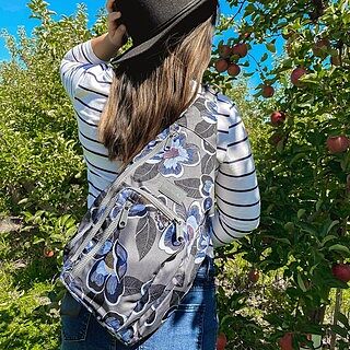 Is it even autumn if you haven't gone apple picking yet?! 🍎 Link in bio to shop the Sling Backpack for all of your Fall festivities.
📸: @hannahjenae
*
*
*
#verabradley #fall #october #shop #pattern