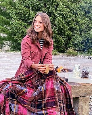 S'mores + our Plush Throw Blanket in Cozy Plaid = the perfect recipe for a bonfire 🔥
📸: @avakuhn
*
*
*
#verabradley #fall #october #cozy #shop