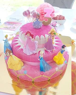 Sju Disney® prinsessor på trevåningstårta