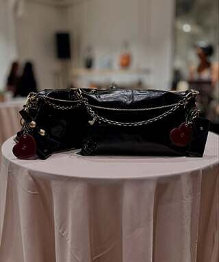 Avon Shoulder Bag In Polished Leather - Black