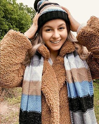Cooler temps means we're pulling out our new favorite scarf and hat! What's your favorite accessory for fall and winter? Tell us below! ❄️
📸: @hannahjenae
*
*
*
#verabradley #winter #snow #cold #pattern #cozy #shop