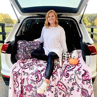 Nothing beats an autumn road trip 🍂 Tell us your essentials for hitting the road below!
📸: @KensleySutton
*
*
*
#verabradley #roadtrip #fall #pattern #October