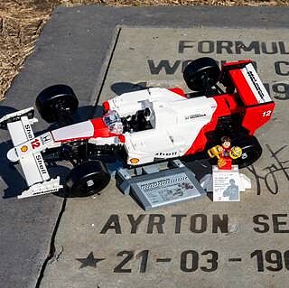 LEGO® ICONS™ McLaren MP4/4 & Ayrton Senna