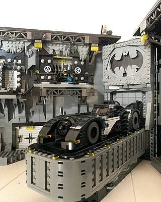 LEGO® DC Batman™ Batcave™ – Shadow Box