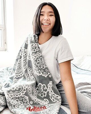 A Plush XL Throw Blanket with school spirit is the perfect gift for the student in your life! Link in bio to shop the collegiate collection.
📸: @sabrinaendsley
*
*
*
#verabradley #college #shop #october #gifts