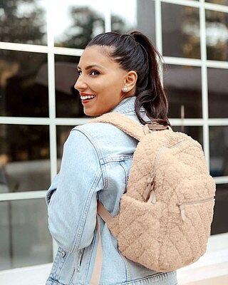 What's soft, cozy and perfect for the #holidays? Ginger Snap! Link in bio to shop our latest solid in Teddy Fleece ❤️
📸: @sabrinamolu
*
*
*
#VeraBradley #shop #cozy #holidayseason #new