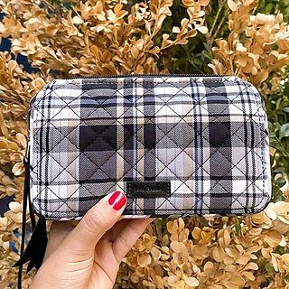 Who loves wearing plaid during the holiday season?! Give the traditional print a modern spin with the new instant classic, Cozy Plaid Neutral. 🎁
📸: @aliciainwonder.land
*
*
*
#verabradley #fall #winter #holidays #october #shop