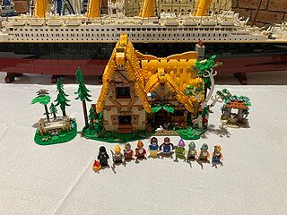 LEGO® Disney™ Snow White and the Seven Dwarfs Cottage