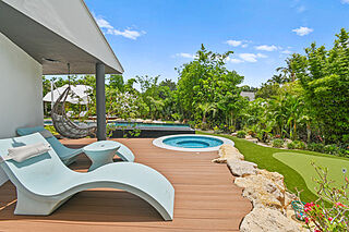 Signature Chaise Deep and Side Table In-Pool Set