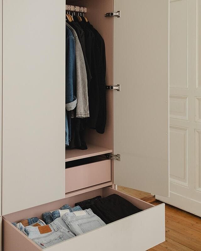 (Werbung/ AD) Attention Tiger has a big announcement for you! There is a big summer sale at tylko - get 41% off with ClaudiSummer 🍦 Design your own shelf, bedside table (love mine too), wardrobe or any storage you need! My wardrobe is still one of my fav pieces at home - it’s great to have such a spacious wardrobe which keeps everything tidy and organized. But I also have to make sure there is always a free spot for Tiger (swipe to see here fav spots). 
BTW 41% off is the highest promo code and the code ClaudiSummer is valid on all #tylko products and till 31.08. for min. order value 500 euro.
#mytylkowardrobe #bedroomdesign #bedroom #interiodesign #catsandinterior