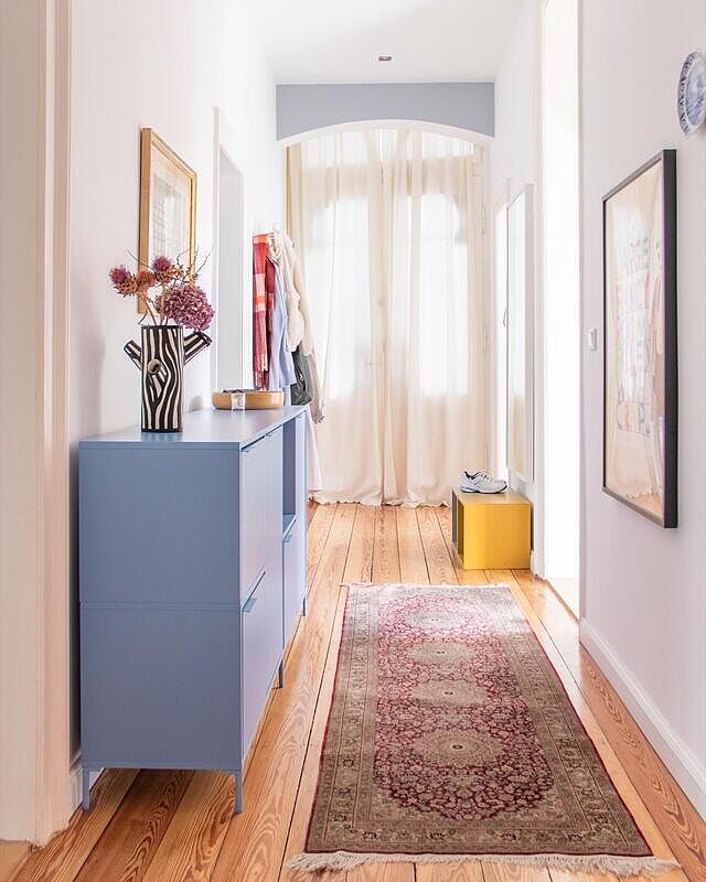 An regnerischen Tagen stehen hier manchmal so viele Schuhe von uns zum Trocknen rum, dass man meinen könnte, wir hätten Besuch. Heute ist keiner solcher Tage. 🌞

#iicstylishstorage 
_______
#thecolorclub#classyinteriors#dailydecordetail#apartmenttherapy#hallwaydesign#hallways#sideboard#homevibes#colorfulinterior#inredningsinspo#mirrormirror#boligmagasinet#apartmentdecor#colorfulstyle#brighthome#flurinspiration#solebich#altbauliebe