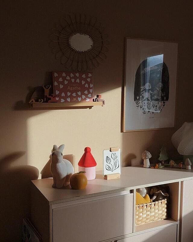 07h30 - Du soleil dans la chambre d’Agathe 🌞 Une photo toute spontanée & imparfaite à l’iphone mais c’est pas grave, ce que j’adore avec les changements de saisons c’est la façon dont la lumière s’invite différemment dans l’appart. Des teintes & des intensités tjs différentes qui me font redécouvrir mon intérieur à chaque fois 🙂 Ça vous fait ça vous aussi ? 
Bon et puis faut absolument que je vous fasse son petit roomtour en reel avant que l’on passe au lit de grande ! Bonne journée 👋🏻

.
.
#tylko #raduga_grez #deleine #mapetitevie #blime #kidsroom #homedecor #shadows