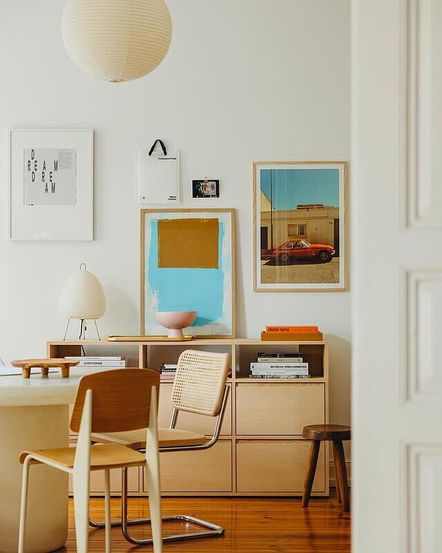 EIN BISSCHEN 🧿

#midcenturyhome #vintagehome #slowliving #somewhereiwouldliketolive #cornersofmyhome #homeinspo #elledecor #apartmenttherapy #lampsofinstagram #spaceage #vintagedecor #vintagelamp #vintageaesthetic #mixandmatch #akarilamp #paperlamp #artgallery #stefanmarx #typography #esszimmer #diningroom #intotheblue