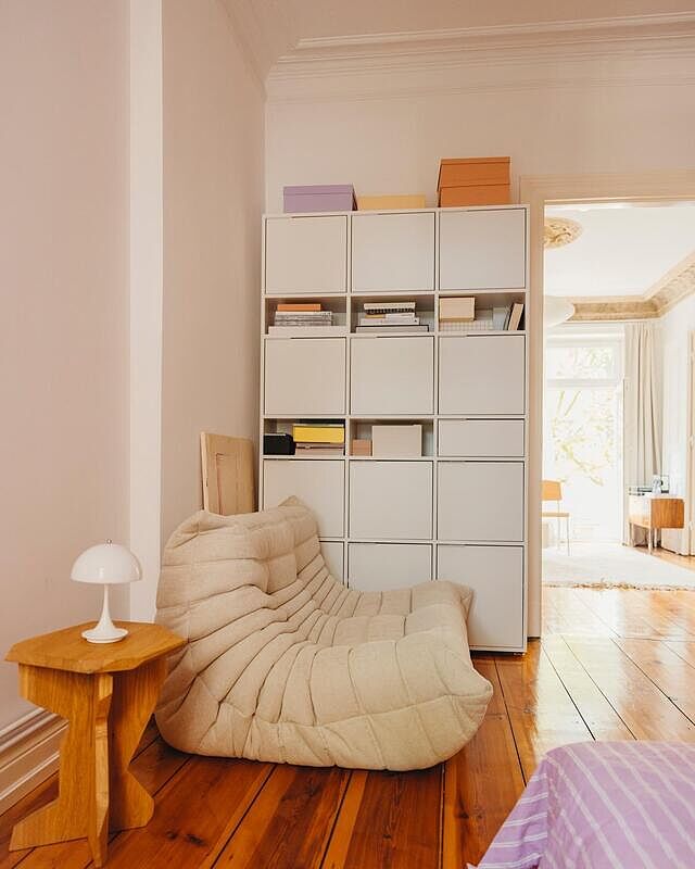 HAPPY WEEKEND 💛🍨

#midcenturymodern #midcenturyfurniture #midcenturyhome #midcenturystyle #interiorblink #interiorstyling #myinterior #vintagestyle #vintagedecor #vintagefurniture #tranquility #cozyhome #gemütlichkeit #cornersofmyhome #shelfstyling #coffeetablebooks #printisnotdead #shelfdecor #lampdesign #mixandmatch #spaceage #livingroom #altbau #interior #ligneroset #lignerosettogo #akari1a #isamunoguchi