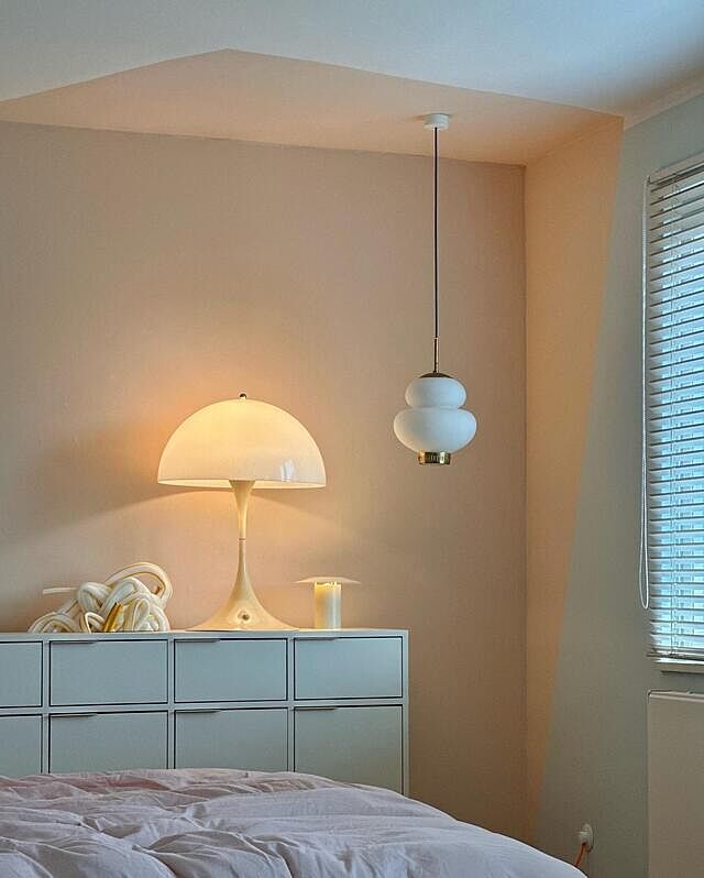 Looking for a #vintage_louispoulsen Panthella?

Die schöne Große gibts nicht als Neuware zu kaufen und kommt mit stattlichen 50cm Durchmesser + 70cm Höhe daher. Also nicht zu verwechseln mit der größten die Louis Poulsen aktuell anbietet, die hat lediglich 40cm Durchmesser und eine Höhe von 55cm. 

Bei uns steht eine im Schlafzimmer und ich finde die zweite darf gerne im Wohnzimmer bleiben.
Es sei denn einer von Euch möchte sie kaufen, dann geb ich sie natürlich ab und warte darauf das wir wieder eine einkaufen 🙃

Sonst so? Ich bin immer noch im Alan Parsons Project Fieber 🎶… Cleo ist seit vier Tagen weg und wir machen uns natürlich Sorgen, ist immer das gleiche. 

Und dann frag ich mich ganz oft ob die neuen Bundesländer vlt. doch sehr geprägt sind durch das 1/2 Jahrhundert Besatzung durch die Russen. Ich meine wenn wir x ehrlich sind, diese Angst vor Bevormundung, das Bespitzeln und denunzieren selbst von Angehörigen oder Freunden sowie der ewige Mangel an allem und natürlich die endlosen Verbote haben die Menschen über Generationen geprägt. Ich meine x gelesen zu haben das eine andauernde Angst bereits in der dritten Generation eine Veränderung in den Genen bewirkt.

Vielleicht passen wir einfach nicht mehr zusammen 😔

#achtgrad #vernerpanton #panthella #panthellalamp #vintagelouispoulsen #vintagelighting #louispoulsen
#vintagedealer #myhome2inspire #bedroominspiration 
#livingroominspiration #mylvngrm #mybdrm #tylko #wohnzimmerideen #indretning #boligliv #vtwonen
#eclectichome #eclecticinteriors #vintagerug #woolrug