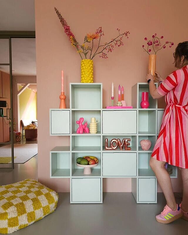 Mijn tylko kast 🩷
Ik vind de speelse indeling zo leuk! Nu aangekleed met lekker veel roze en ik heb zelf ook lekker meegedaan 😄💖.

Een tylko kast kan je helemaal zelf indelen qua vorm, maat, kleur en wel of geen deurtjes/lades. Dat is echt zo handig! Misschien ga ik nog eens voor een groter model😃

En wat super leuk is, ik mag een vette korting geven! Maarliefst 39% korting met de code MEVROUWSTYLING39. Deze korting is geldig tot 23 juni en bij besteding vanaf €500,-

Ga jij ook je eigen kast ontwerpen? Het is sowieso heel leuk om te doen!

Alvast een fijne avond 🌸
.
.
#binnenkijken #mytylko #love2style #lovecolors #liefdevoorkleur #myhome2inspire #inspire_me_home_decor #colorfull #pink #inspriation #homedeco #myhyggehome #hygge #lovecolors #interieur123 #wohnungseinrichtung #wohnkonfetti #wohnen #mevrouwstyling #myhomevibe #inspiredaily