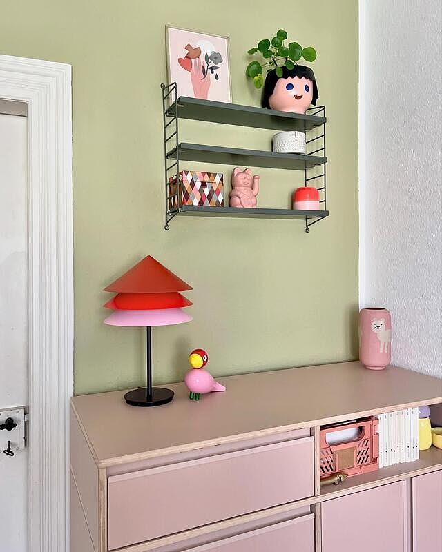 Vor der Abreise haben wir noch etwas die Möbel umgerückt. Das 60er Jahre Jitona Highboard ist in den Flur gezogen und das rosa Tylko steht nun vor der grünen Wand. Hier gefällt es mir auch richtig gut! Was meint ihr? 💚💕

[Werbung, da Marken- und Personenverlinkung | unbezahlt und unbeauftragt]
instagraminteriorchallenge #iic
#altbau #scandistyle #interiorinspiration #interiordesign #interiorgoals #interiortips #altbauliebe #cozyhome #solebich #apartmenttherapy #interiorstyling #interiorlove #interiordiy #interiør #scandinaviandesign #cozy #cozyhome #mytylko