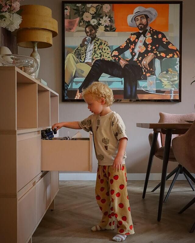 Dit jongetje laat je hart smelten als hij je knuffelt… geloof me! 

Mijn camera ligt standaard op de plank in de keuken. Grijpklaar voor ‘een moment’. En zelfs dan pak ik die momenten te weinig. Maar gisteren zag ik Wolf zo staan… en ik voelde het. 

Hij wil nooit op de foto, kan lastig omgaan met vragen of onverwachte momenten. Daarom zie je hem ook minder voorbij komen dan de andere 2. Omdat ik dat respecteer en niet forceer.
Maar zo, even onverwacht, precies zoals hij is… is hij het mooist.

Leg ieder moment vast, hoe simpel het ook lijkt. En pak die mooiste momenten er uit voor een album. Voor later…

Paar details:
Shirt oud van mijn collectie bij thenewchapter_official 
Kast tylko 
Schilderij hkliving via nijhofwoonwarenhuis 
Muurkleur Dead Salmon farrowandball 

#momlife #kids #kinderkleding #dressoir #tylko #fotografie #art #kunst #retro #eclectisch #eclectic #kleurrijk #interieurinspiratie #interieurstyling #kleurrijkwonen #kleurinhuis #binnenkijken #colorfulhome #vtwonenbijmijthuis #thuismetrtlwonen