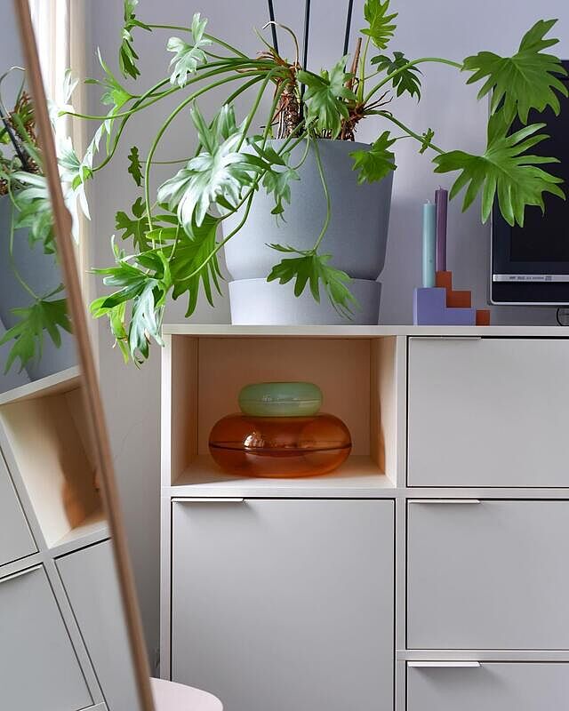 Tadaaaaaaa daar is hij dan, de nieuwe tylko kast in onze slaapkamer. Een hele gelukkige Melissa hier. Het staat zó mooi. En zoveel rustiger dan de vorige kastjes. Net waar ik behoefte aan had. Zeker in de slaapkamer. En zo heerlijk om weer lekker een nieuw plekje te kunnen stylen 💜

Voor iedereen die net zo enthousiast is als ik en ook wel zo’n beauty zou willen in de slaapkamer (of elke willekeurige andere kamer, want ze zijn helemaal op maat en naar jouw wensen samen te stellen): met de code opdepost39 krijg je tot 31 maart 2024 39% korting op alle producten bij tylko (minimale bestelwaarde 500 euro). Wellicht was dit dat laatste duwtje waar je op zat te wachten. You’re welcome 😊