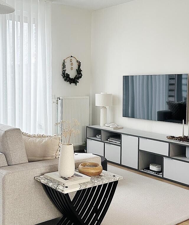 Do dia em que decidi alterar a disposição dos móveis da sala… só para experimentar 😅
Informo também que já voltou tudo ao lugar original 🫣

#interior #decor #interiordecor #tylko #neutraldecor