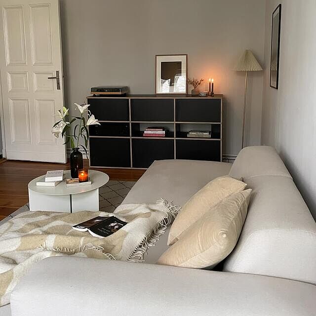fav. spot 🤍

___
#home #livingroom #simpleliving #blackandbeige #minimaldesign #aesthetic #neutraltones #cozyhome