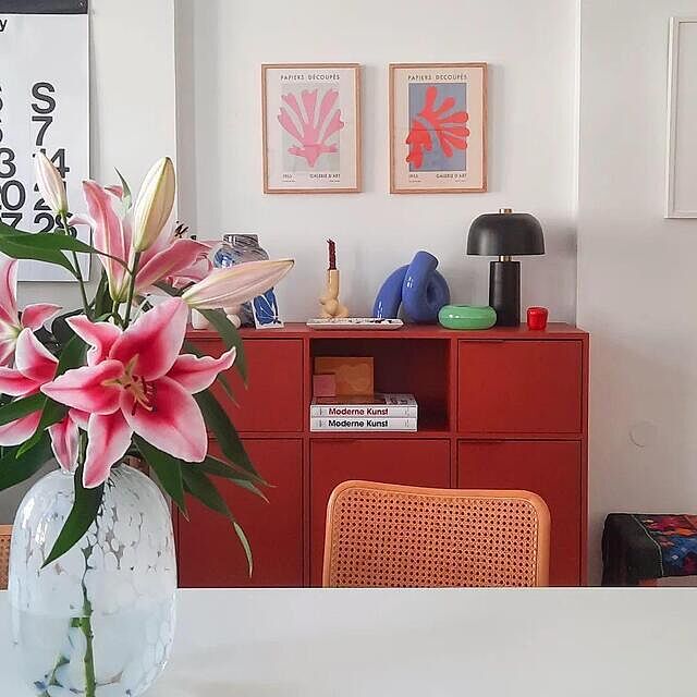🌷🪻🌻 Früher hab ich immer nur Sonneblumen und Tulpen gekauft. Doch irgendwie bin ich in letzter Zeit auf den Geschmack von anderen Blumen für die Wohnung gekommen. Auch wenn die Lilien sehr stark riechen. 😅

#interior #interiorinspo #interiordesign #instagraminteriorchallenge #iic #iicflowers #iicchair #chair #eiermann #marcelbreuer #wishbone #carlhansenandson #wiewienwohnt #roomtour #diningroom #altbau #altbauliebe #bauhaus #eames #scandinaviandesign #midcenturymodern #apartmenttherapy #cozyhome #plantliving #plantlife #homedecor #solebich #tylko