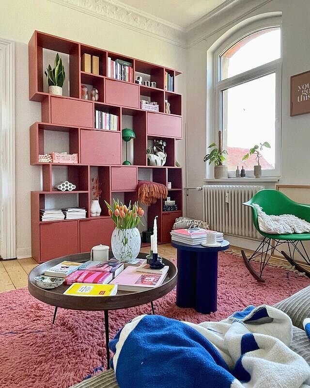 Ich liebe dieses Wohnzimmer. Wirklich. Ich liebe es zwar auch immer wieder etwas zu verändern, aber aktuell bin ich mit der Farbauswahl und allen Möbelstücken einfach glücklich. Also kann das Wohnzimmer erst mal genau so bleiben wie ist gerade ist 💖

___
#iictextiles2023 #iic #instagraminteriorchallenge #interiorliebe #wohnzimmereinrichtung #livingroominterior #einrichtungsidee #f52home #altbauliebe #altbauwohnung #solebich #mylvngrm #couchstyle #wohnraumliebe #germaninteriorbloggers #braunschweig #homedecor #hyggehome #shltr #boliacom #boliacosima #wohnklamotte  #interiordesign #scandilovers #ixxiyourworld #eclectic #eclectichome #eclecticinteriors #tylkoshelfie #schönerwohnen