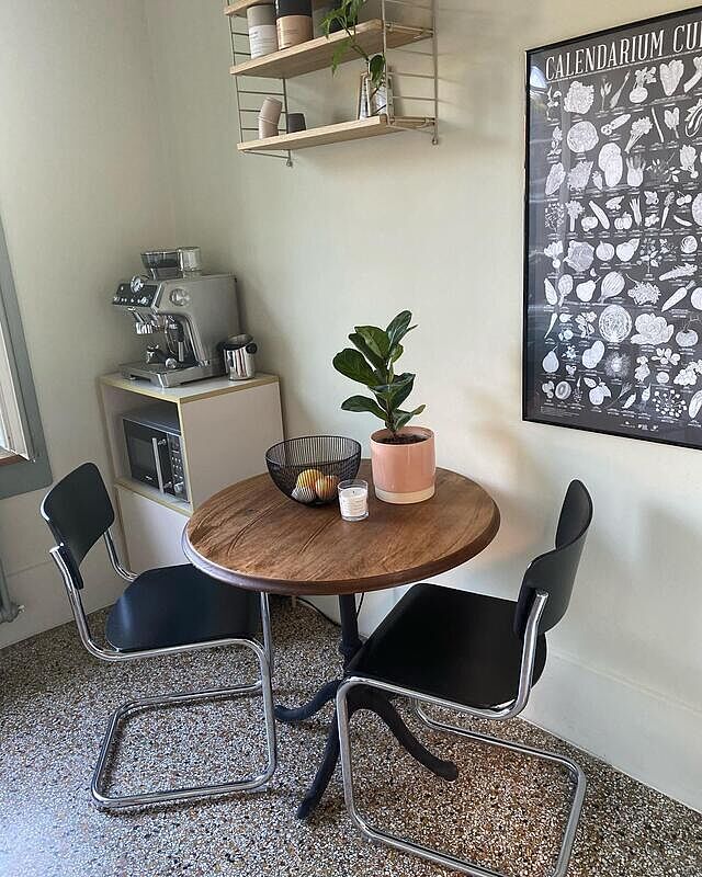 Lange war unsere Küche noch eine „Baustelle“ und es hat seine Zeit gedauert, bis alles seinen Platz gefunden hat. 

Jetzt bin ich dafür umso glücklicher über das Ergebnis und freue mich jeden Tag. 

#iickitchen2023 #kitchen #küche #iic #altbau #altbauliebe #interiordesign #interior123 #hygge #thonetchair #swissinteriorblogger

iic__official