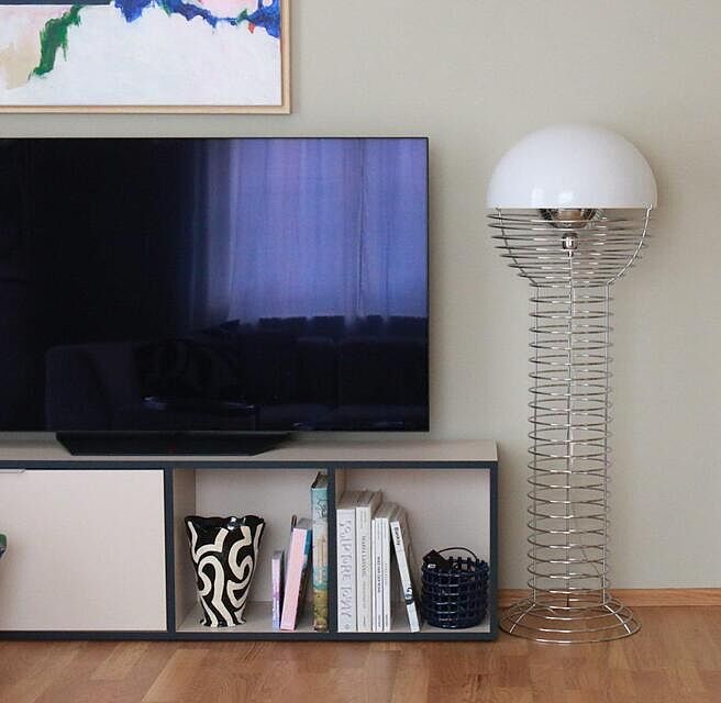 nach rechts wischen, um das licht anzumachen. 💡 

#verpan #verpanwirelamp  #livingroom #livingroominspo #livingroomview #livingroom interior #interior #interior123 #interiordesign #interiør #instahome #instaliving #mylvngrm #wohnzimmer #wohnzimmerideen #wohnzimmerdeko #einrichtungsideen #art #artwork #colorful #colorfulinterior #instagraminteriorchallenge #iic #solebich #couchmagazin #apartmenttherapy #germaninteriorbloggers
solebich couch_magazin howwelive_official apartmenttherapy wohnklamotte iic_official