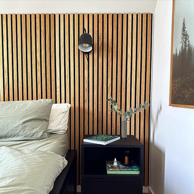 Juni-Müdigkeit. Ich weiß nicht, was diese Woche eigentlich los ist, aber ich könnte im stehen einschlafen und würde direkt nach dem Aufstehen wieder ins Bett. Geht Euch das auch so? Liegt bestimmt und wie immer am Wetter.

Wir lieben unser Schlafzimmer, weil es mit der Holzwand, den Waldbildern und den Farben Schwarz und Grün so richtig gemütlich geworden ist.