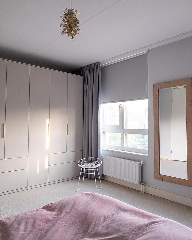 Toen wij 10 jaar geleden in dit huis gingen wonen namen wij onze kledingkast uit het oude huis mee. Volstond prima voor even, had geen deuren, maar we hadden al zoveel kosten dat we het even zo zouden laten. Maar even werd 10 jaar. Dus ook 10 jaar de gordijnen van deze kant van de slaapkamer dicht, want een open kledingkast, haha! Nu kan alles open en schijt het ochtendlijk op onze nieuwe kast van tylko. Ontzettend blij mee! Gekozen voor een mooie losse kast met deuren, omdat we hier niet voor eeuwig gaan wonen. Dan kan deze kast (met niet te gekke afmetingen) mee naar een volgend huis. Beetje vooruit denken.
.
.
.
#kledingkast #slaapkamer #tylkokledingkast #wardrobe #bedroom #binnenkijken #instahome #pastoe# draadkruk #wirechair #mijnstijl