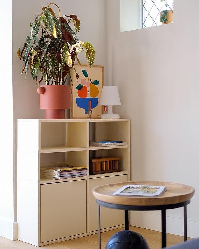 New corner 🌿| Helemaal blij met het dit nieuw hoekje in de woonkamer. Het kastje zorgt er niet alleen voor dat de kabels zijn weggewerkt, het maakt de ruimte ook gelijk functioneel en gezelliger 🤎

Echt NicNol stijl zo 👌🏻 Alles op mijn eigen eigenwijze manier, ik hou er van 😁
•
•
•
•
•
#nicnolstyle #woonkamerinspiratie #woonkamer #livingroom #livingroominspiration #slowliving #colorpopyourhome #scandicinterior #touchofvintage #hyggehome #nordicinterior #interiør #scandichome #nordichome #interiordesign #interior #instainteriors #myinterior #myflinders #interiorstyling #interiorinspo #scandinavianhome #scandinavianstyle #interieurinspiratie #scandinavischwonen #vtwonenbijmijthuis