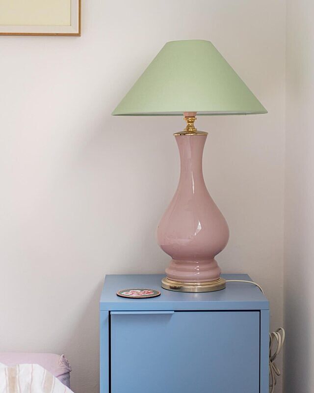 vintage light pink glass lamp + handcrafted tonkinese shade now available 💚

dm to purchase 💌

#vintagelamp #glasslamp #tonkineseshade #madeinfrance #artisanatfrancais #pastelbedroom #pastellamp #pasteldecor #bedroomdesign #bedroomdecor #tylko #interiordesign #homedecor #mattinamoderna